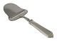 Georg Jensen 
Pyramide 
sterling sølv 
og rustfrit 
stål, ostehøvl.
Denne er 
produceret i 
mellem ...