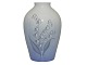 Bing & Grøndahl 
vase med 
liljekonvaller.
Af 
fabriksmærket 
ses det, at 
denne er 
produceret ...