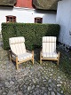 Dansk design højrykket lænestole betrukket med stribet Savak uld samt stel i egetræ med remme af ...