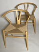 Hans J. Wegner ikoniske Y-stol fra 1949. Spisestue stol af lakeret bøg, med papirgarnsflet. ...
