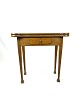 Antikt spillebord med mindre skuffe af egetræ fra omkring 1830'erne. Bordet står i meget fint ...