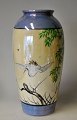 Japansk porcelænsvase, ca. 1920. Med håndmalede dekoration i form af flyvende trane. Med ...