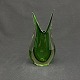 Højde 15,5 cm.Flot grønlig Murano vase med fin spids åbning.Vasen er blæst i den specielt ...