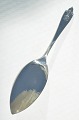 Georg Jensen 
tretårnet sølv. 
Akeleje 
sølvbestik. 
Akeleje 
kageske  # 193. 
Længde 26,6 cm. 
Pæn ...
