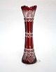 Bøhmisk 
krystal, Rød 
slank vase med 
slibninger. 
Højde 22 cm. 
Øverste 
diameter 6,3 
cm. Fin stand. 
...