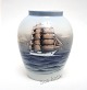 Lyngby, Vase med tremastet skonnert for fuld sejl. Handpainted. Nr. 74.4 55F. Højde 20,5 cm. ...