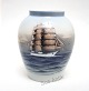 Lyngby, Vase 
med tremastet 
skonnert for 
fuld sejl. 
Handpainted. 
Nr. 74.4 55F. 
Højde 20,5 cm. 
...