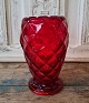 Vase i rubinrødt glas fra Fyens Glasværk 1924Højde 17,5 cm.