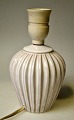 Dansk keramiker (20. årh): Bordlampe. Hvidglaseret rødler. Med riller. I siden hul til ledning. ...