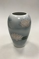 Bing & Grøndahl Art Nouveau Vase dekoreret med åkande No 6436. Måler 22 cm ( 8.66 in. )
