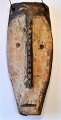 Lega maske, 
Belgisk Congo, 
20. årh. Træ 
med ler. H.: 
18,5 cm. Med 
ophæng. 
