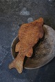 Gammelt svensk skærebræt i træ med fin patina , udskåret i form af en fisk. L&B: 50x21cm.