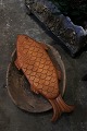 Gammelt svensk skærebræt i træ med fin patina , udskåret i form af en fisk. L&B: 52x21cm.