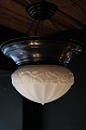 Jugend loftslampe fra år 1910 i patineret messing og flot glasskærm i hvid opalglas.Lampen ...