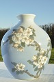 Bing & Grøndahl porcelæns vase, blomsterdekoreret motiv af æbleblomst. Stor vase  nr. 442-5507. ...