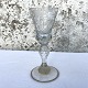 Ældre vin glas i krystal med slebet monogram og kongekrone, Fra midten af 1800'tallet. 17cm høj, ...