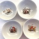 Mads Stage, 
Julestel, 
Grødskål, 16cm 
i diameter, 5cm 
høj, 1 stk 
Nisse & kat 
tilbage.