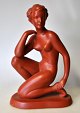 Østrigsk kunstner 20. årh. - antagelig Gmunder Keramik: Siddende nøgen kvinde. Bemalet rødler. ...