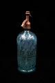 Dekorativ gammel fransk glas sifon i turkis blå farve fra gammel café med graveret skrift på ...