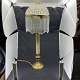 Højde 74 cm.Usædvanlig bordlampe fra 1900 tallets begyndelse med skærm af slebne perler og ...
