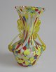 Italiensk vase, i flerfarvet glas, med hanke i gult glas. 20. årh. Venedig. H.: 15 cm.