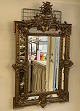Højde 122 cm.Bredde 78 cm.Flot forgyldt spejl fra 1880'erne med facetslebent glas.Rammen ...