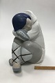 Lladro 
Porcelain 
figurine of 
Inuit. Measures 
24 cm / 8.45 
in.