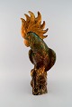 Sevres, Frankrig. Stor og sjælden figur i glaseret keramik. Kakadu. Smuk gylden løbeglasur på ...