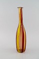 Murano flaske / vase i mundblæst kunstglas. Polykromt stribet design i varme nuancer. ...