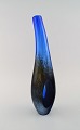 Monica Backström (1939–2020) for Kosta Boda. Stor unika vase i blåt mundblæst kunstglas med ...
