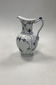 Royal 
Copenhagen 
Musselmalet 
Riflet 
Chokoladekande 
med låg No 482. 
Måler 22 cm ( 
8.66 in. )
