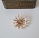 Vintage perle 
broche i 14 kt 
guld af Henning 
Oddershede
Smuk guld 
broche besat 
med 12 Akoya 
...