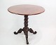 Pedestal bord / Side bord med oprindelse fra Danmark i mahogni fra omkring år 1860'erne. Står i ...