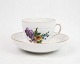 Kaffekop af 
Royal 
Copenhagen med 
underkop i 
mønstret let 
saksisk blomst 
nr. 493 / 1549. 
Står i ...