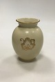Royal 
Copenhagen Jern 
porcelænsvase 
med guld motiv
Måler 14,2cm / 
5.59 inch