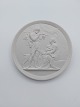 Bertel 
Thorvaldsen: 
Royal 
Copenhagen 
bisquit platte  
"Mandom og 
efterår" Efter 
relief 
modelleret ...