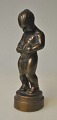 Lindhardt, Svend (1898 - 1989) Danmark: En stående lille pige. Bronze. Usigneret. H: 11,5 cm. 