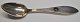 Sølvske med rød 
glasflus, 
Holsten, 1843, 
Tyskland. 
Stemplet. L.: 
25,5 cm. Verso 
indgravering 
fra ...