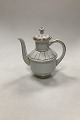 Bing og 
Grøndahl 
Offenbach 
Kaffekande No. 
301.
Måler 22,5cm / 
8.86 inch