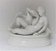 Dahl Jensen. 
Hvid 
porcelænsfigur. 
Leda og svanen. 
Model 1037. 
Længde 22 cm. 
Højde 18 cm. (1 
...