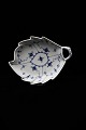 Royal 
Copenhagen 
Musselmalet 
Riflet 
bladformet fad 
med hank.
Dekorations 
nummer: 1/144. 
1.sort. ...