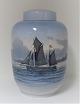Royal 
Copenhagen. 
Vase with lid. 
Model 2562-888. 
Height 22 cm. 
(1 quality)