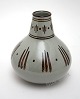 Knabstrup, 
Vase. Designet 
kunstnerisk 
leder Johannes 
Hansen. Højde 
15 cm. Diameter 
13 cm. Fin ...