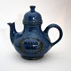 Knabstrup, 
Madam Blå 
serien, 
Kaffekande. 
Højde 20,5 cm. 
Fin stand. 
Pris: 350 kr.