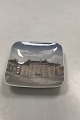 Royal 
Copenhagen Skål 
og askebæger 
Raadhuset 
Nørresundby No 
3546. Måler 
10,7 cm x 10,7 
cm ( 4.21 ...