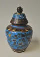 Antik kinesisk cloissonne låg vase, 19. årh. Polykrom dekoreret med blomster, fugle og ...