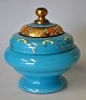 Art deco 
bonbonniere i 
lysblåt glas, 
ca. 1920. Med 
emaljedekorationer 
og 
forgyldninger. 
Højde.: ...