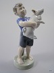 .R.C.  4530 
Dreng med Gris  
1. Sort. H: 17 
cm.