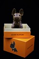 Original Louis Vuitton accessories , taske vedhæng / nøglering i form af lille hund med Monogram ...