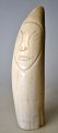 Grønlandsk 
udskåret maske 
figur, 20. årh. 
Tand. H.: 14 
cm. 